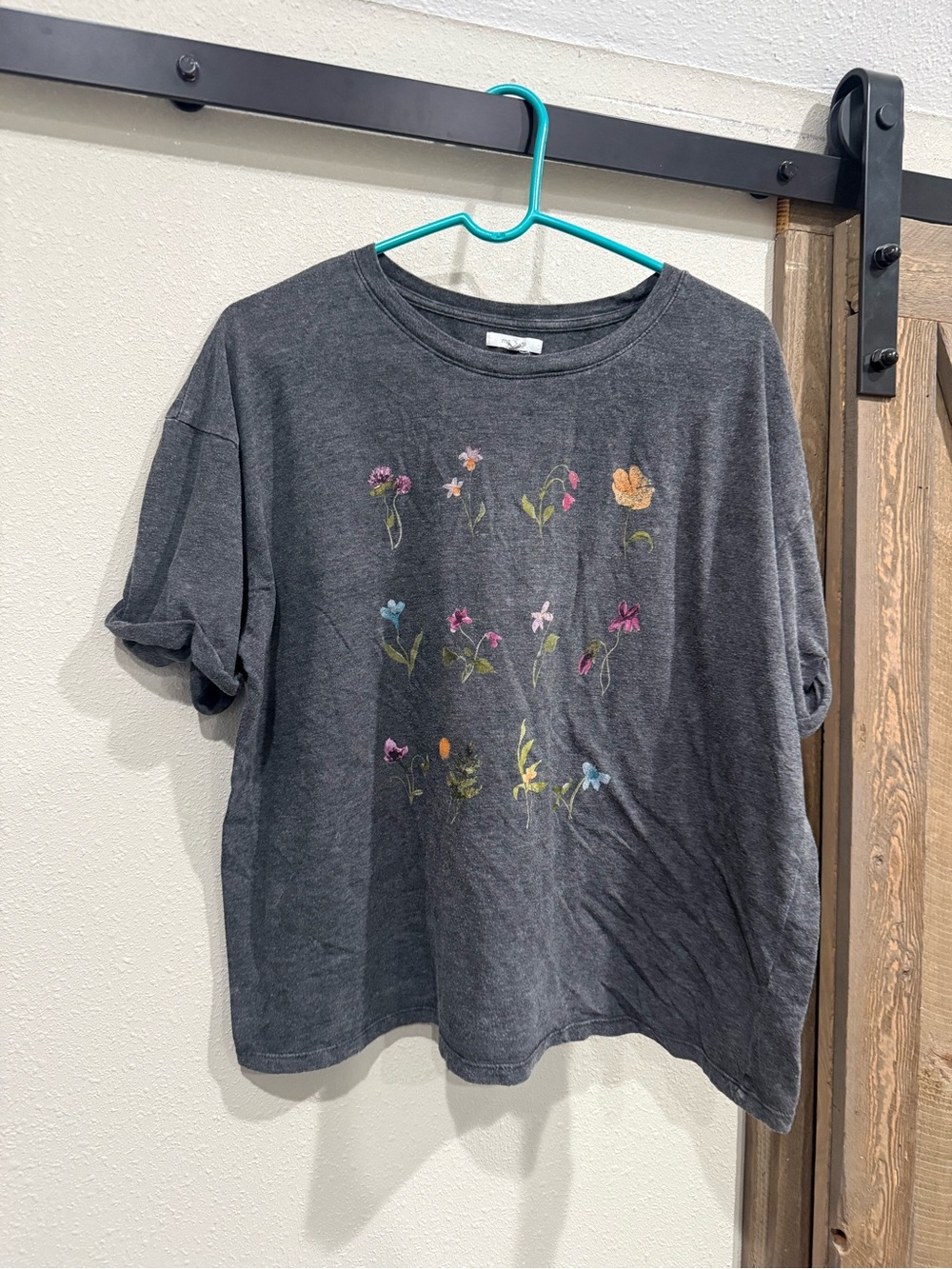Maurices Charcoal Gray Floral Short Sleeve Tee